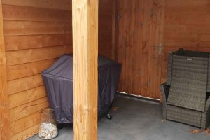 Overige-bouw-werkzaamheden,-plaatsen-massief-houten-veranda,-met-verlichting-en-antrasiet-betonnen-poeren