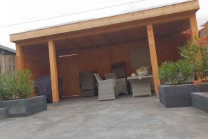 Overige-bouw-werkzaamheden,-plaatsen-massief-houten-veranda,-met-verlichting-en-antrasiet-betonnen-poeren2