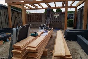 Overige-bouw-werkzaamheden,-plaatsen-massief-houten-veranda,-met-verlichting-en-antrasiet-betonnen-poeren4