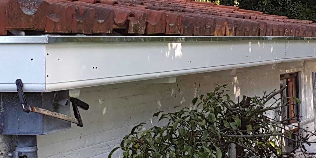 Slecht-hout-werk-vervangen-boeidelen-vervangen-nieuwe-zinken-dakgoten-plaatsen-5